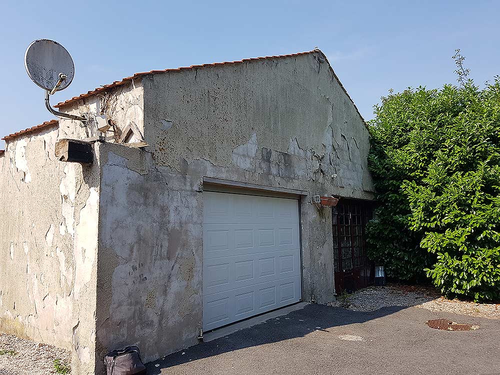 Façade de mur de garage avant rénovation